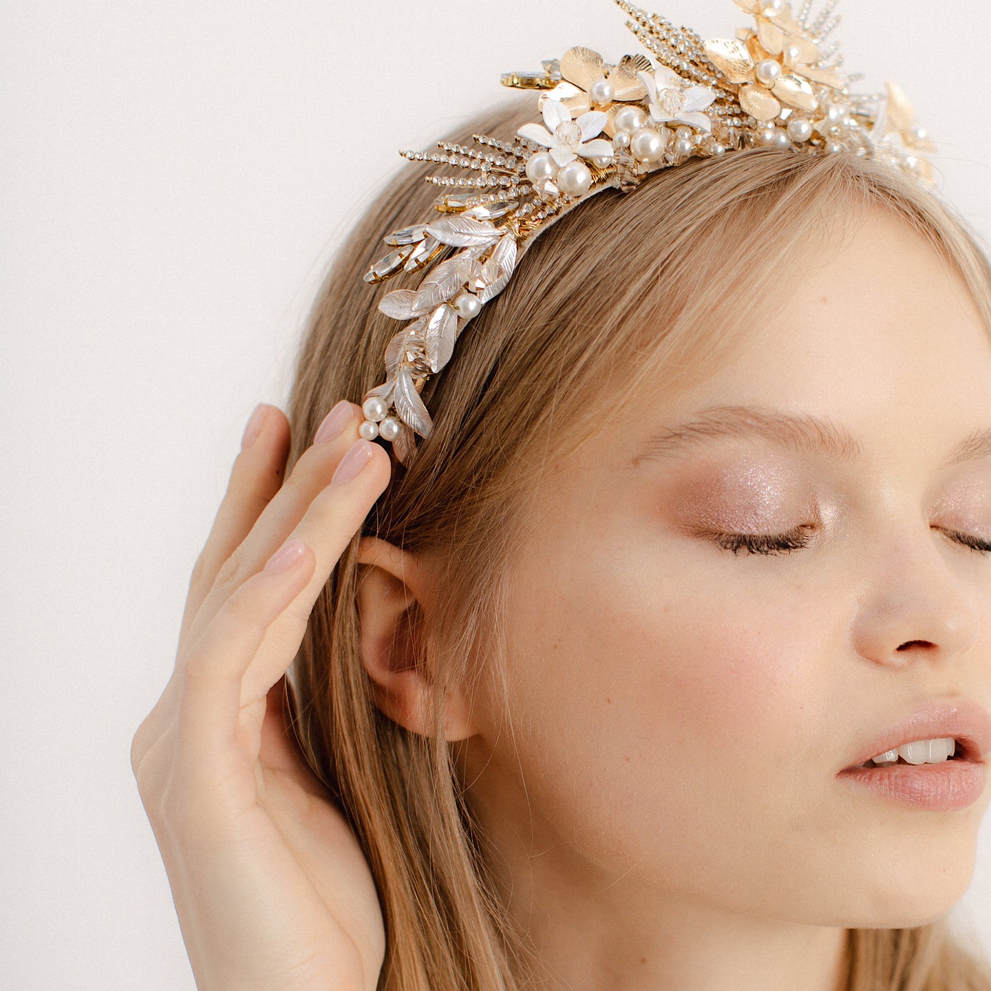 Passion gold tiara with flowers